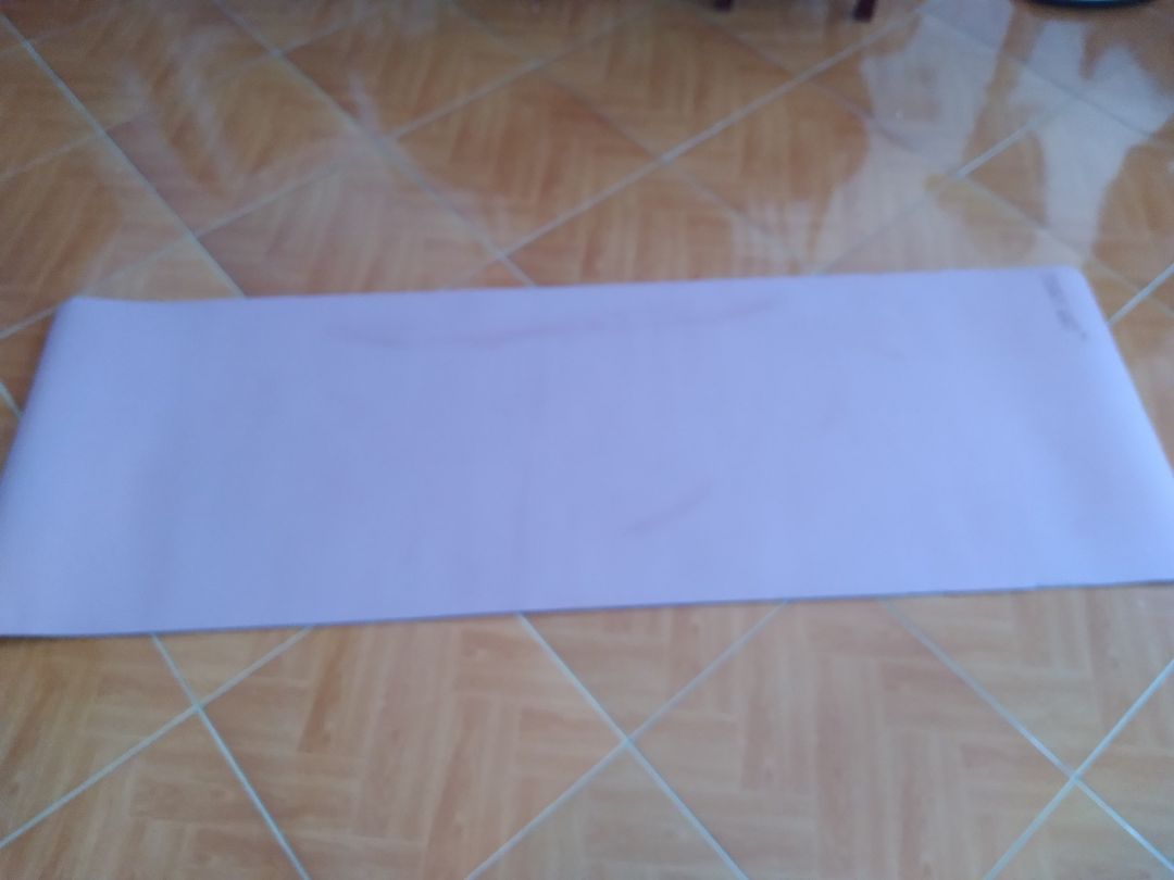 Chất lượng thảm ổn tuy nhiên do gói hàng ẩu nên 1 số chỗ bị nhăn và phần rìa bị xước nhìn k đẹp lắm. Trên thảm có 1 vết loang khá dài, để giặt thử xem có đi k. Thảm dày 8mm, tập k bị lún, rất êm, khi mới bóc hàng vẫn có mùi khá rõ. Chất lượng ổn so với giá tiền. Shop nên để í khâu đóng gói hơn. Giao hàng đủ cả dây và túi đựng lại có kèm cả thiệp cảm ơn nên vẫm 5 sao nhé?