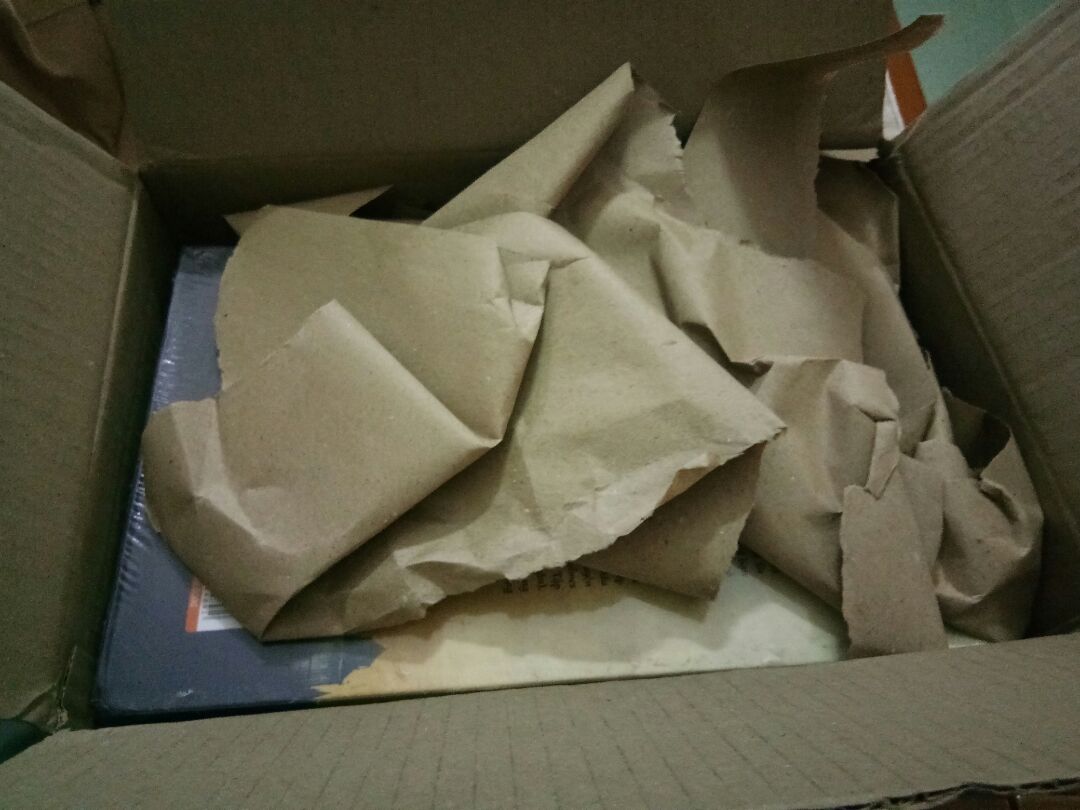 eo ơi sách xinh dã man luôn ấy ạ, rất thích mấy kiểu cổ thế này, cơ mà có thêm hình minh họa nữa thì pơphec. Phần góc hộp có hơi bị dập tí nhưng vẫn cho 5 sao vì sách đẹp ghê ??