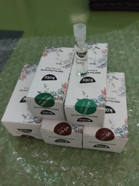 Mua lần thứ 3 roài. Ui ưng cái mùi tinh dầu trà xanh cực, thơm kiểu nhẹ nhàng thoảng thoảng, không bị gắt.những tinh dầu mình từng mua bên shop đều dễ chịu không quá nồng, rất là ưnggg. Lần này còn được tặng kèm ống *** nước hoa nữa. Sẽ tiếp tục ủng hộ!