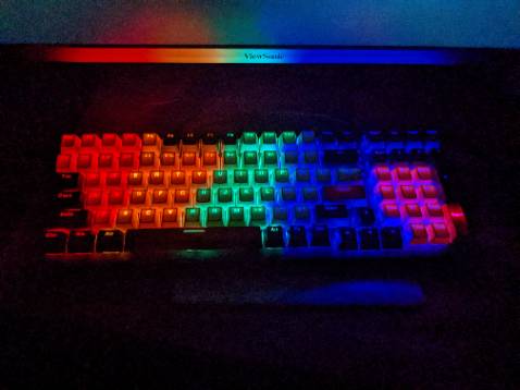 Khen: Build tốt, đầm & chắc chắn, đèn sáng & rõ phím. Nhiều chế độ đèn & 3 mức độ sáng. Là đèn rainbow chứ không phải là RGB, tuy nhiên phù hợp với mức giá & bù lại trải nghiệm phím bấm tốt & build cảm giác chắc chắn. Giao hàng nhanh hơn dự kiến.
Chê: vận chuyển chưa cẩn thận, hộp bị móp. Tuy nhiên hàng vẫn nguyên vẹn không tì vết, vẫn cho 5 sao.