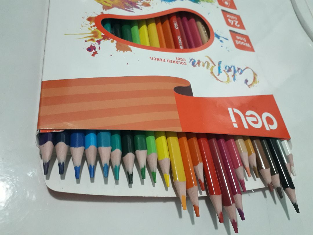 Hộp màu còn mới và nguyên vẹn, nhìn rất đẹp luôn, hãng Deli quá quen thuộc về chất lượng rồi hihi?