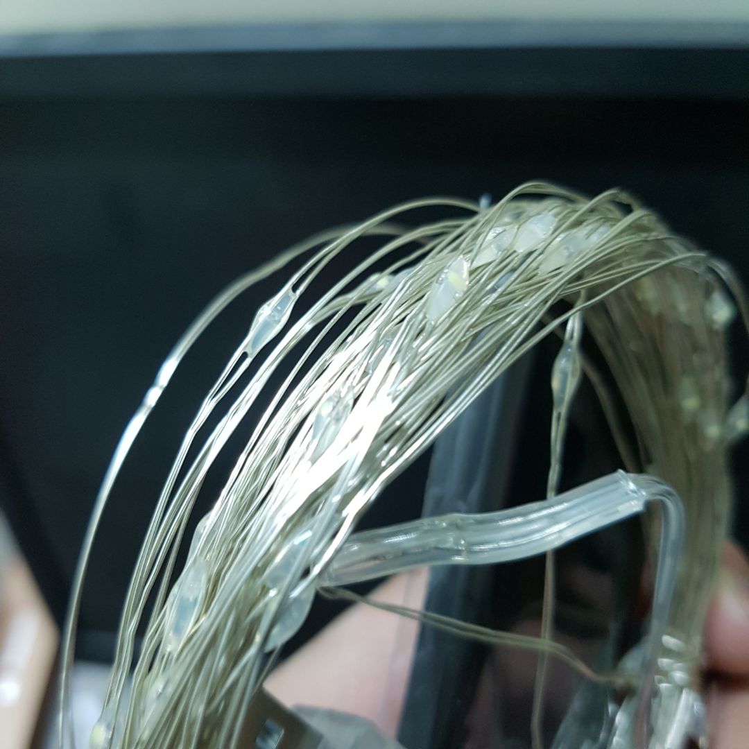 Không ngờ mua màu trắng lại đẹp thế. Dây đồng phủ màu bạc kẽm rất hợp tông với led màu trắng mình chọn. Có hướng dẫn đi kém, điều khiển chọn 7 kiểu nháy, 1 kiểu luôn sáng. Thích nhất kiểu số 7, nháy đẹp mắt. Lại còn tăng giảm được độ sáng, hẹn giờ. Khá ok.