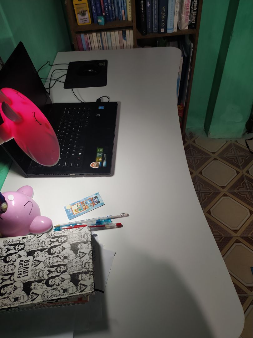 Ban đầu đọc đánh giá mình thấy khá lo lắng về vấn đề vận chuyển, vì có thể gây trầy xước mặt bàn. Mình có liên hệ shop bọc giúp mình cẩn thận và được phản hồi nhanh chóng. 

Bàn được vận chuyển nhanh và đóng gói cẩn thận. Lúc lắp ráp cũng khá đơn giản, có tua vít là được ạ. Không biết do mình vặn không được chuẩn hay lý do gì nên bàn hơi kênh chút, nhưng mà để sát tường là okie ạ.

Bàn khá rộng và cao. Mình để laptop vẫn thừa nhiều chỗ để sách vở trong lúc sử dụng.