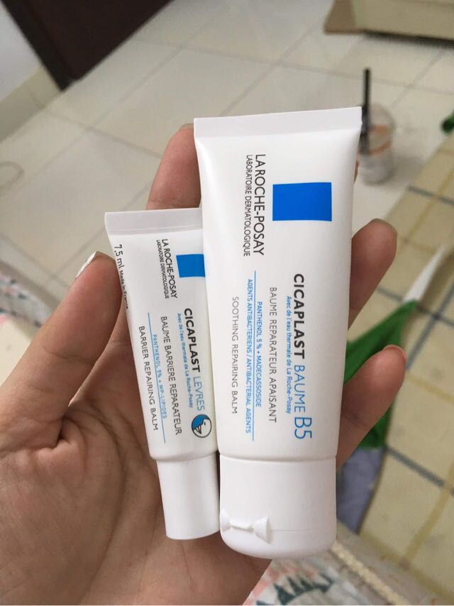 Tuýp nhỏ xíu mà giá ngang ngửa kem B5. Nhưng mà nó thần thánh thật sự luôn. Siêuuuuu thần thánh luôn. 800 cây son dưỡng cũng ko bằng 1 lần bôi cái này. Mặt nạ ngủ môi cũng xách dép. Bôi lớp mỏng trc khi ngủ là cả ngày tung tăng, đến tối ngủ chuẩn bị bôi tiếp thấy môi vẫn còn êm mềm. Đắt xắt ra miếng. Xứng đáng giá 2xx. Triệu like. Ngàn sao!!!
Phấn kích quá vì tìm đc 1 em dưỡng môi thần thánh nên khen hơi quá độ ? nhưng ko phải seeding đâu Tuýp nhỏ xíu mà giá ngang ngửa kem B5. Nhưng mà nó thần thánh thật sự luôn. Siêuuuuu thần thánh luôn. 800 cây son dưỡng cũng ko bằng 1 lần bôi cái này. Mặt nạ ngủ môi cũng xách dép. Bôi lớp mỏng trc khi ngủ là cả ngày tung tăng, đến tối ngủ chuẩn bị bôi tiếp thấy môi vẫn còn êm mềm. Đắt xắt ra miếng. Xứng đáng giá 2xx. Triệu like. Ngàn sao!!!
Phấn kích quá vì tìm đc 1 em dưỡng môi thần thánh nên khen hơi quá độ ? nhưng ko phải seeding đâu