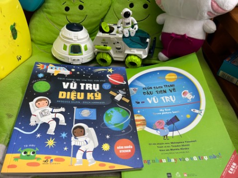Một cuốn ehon dễ thương cho các bạn nhỏ từ 3t trở lên, sách nói về các hành tinh, các ngôi sao, thiên thạch trong vũ trụ. Hình ảnh sắc nét, nét vẽ dễ thương, nên mua cho các bé đọc để dễ hiểu hơn. Sách đẹp, tiki giao nhanh.