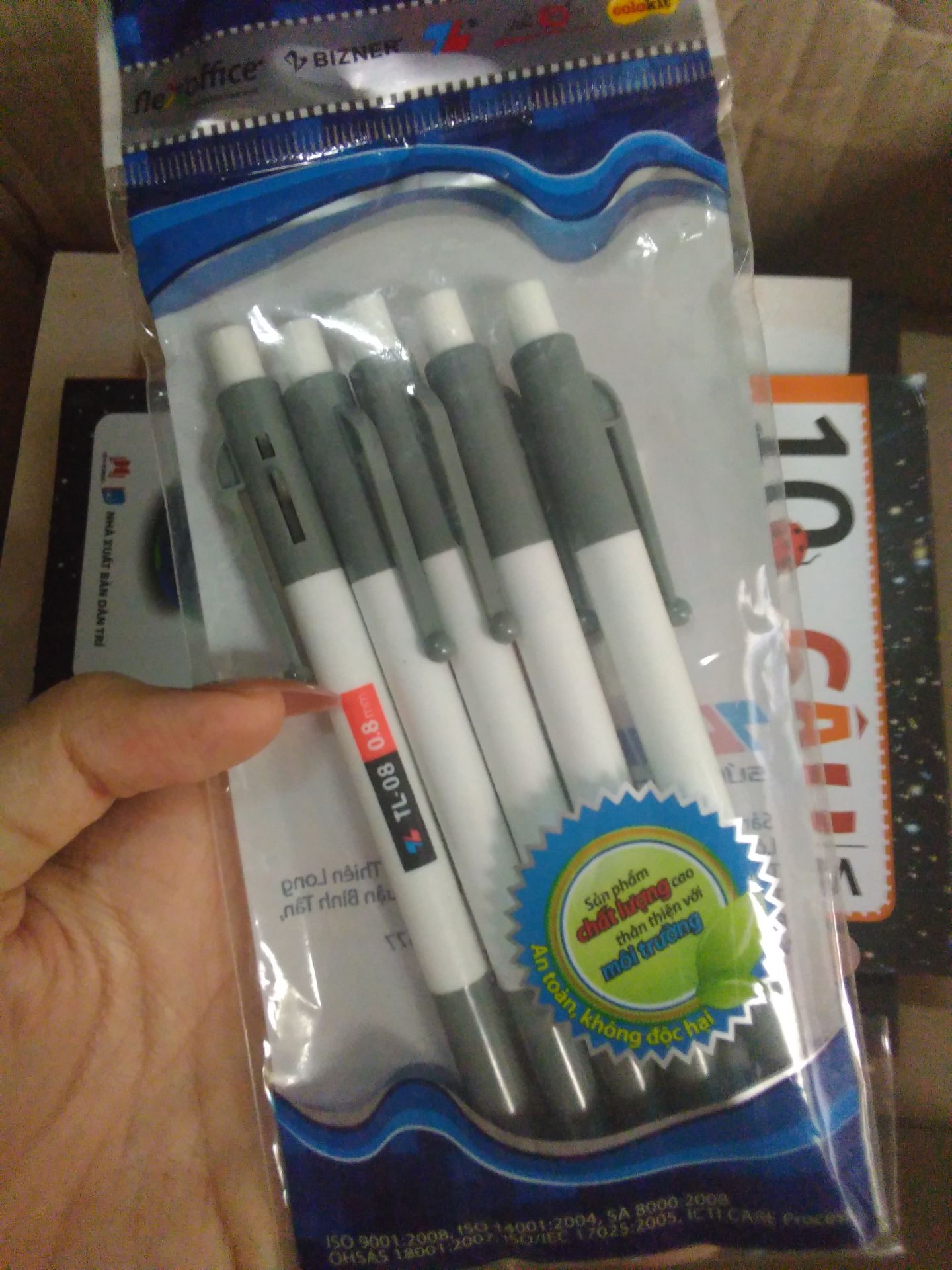 bút hơi cũ, chỉ có 3/5 viết được, 2 cây còn lại mực bị khô, đầu viết không được êm lắm nếu dùng rèn chữ.