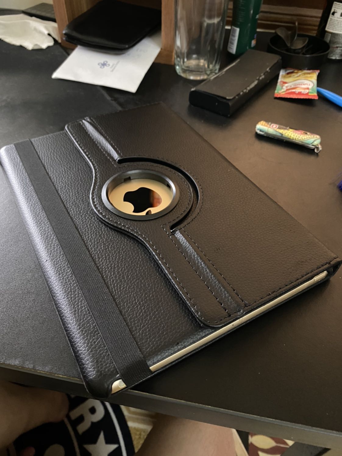 nhìn trông hơi dởm, không có nam châm để tắt màn hình khi gập lại, chống ipad cũng dễ bị tuột nếu chạm nhẹ. Vì là hàng 89k nên chắc chỉ được thế, ai dùng tạm cho đỡ xước máy thì hẵng mua chứ để lâu dài thì nên kiếm loại tốt hơn