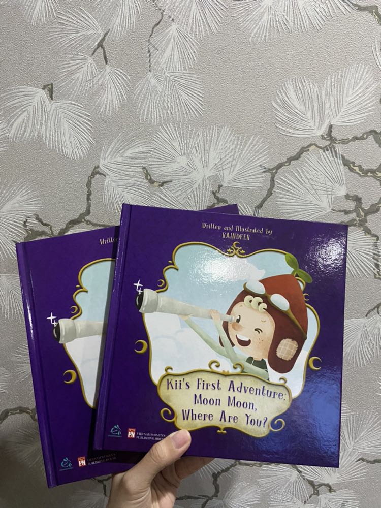 Ảnh minh hoạ đẹp và xinh xẻo. Lời văn dễ hiểu, thích hợp cho các bé nhỏ vừa đọc vừa học tiếng Anh. Nên mua nhé mọi người