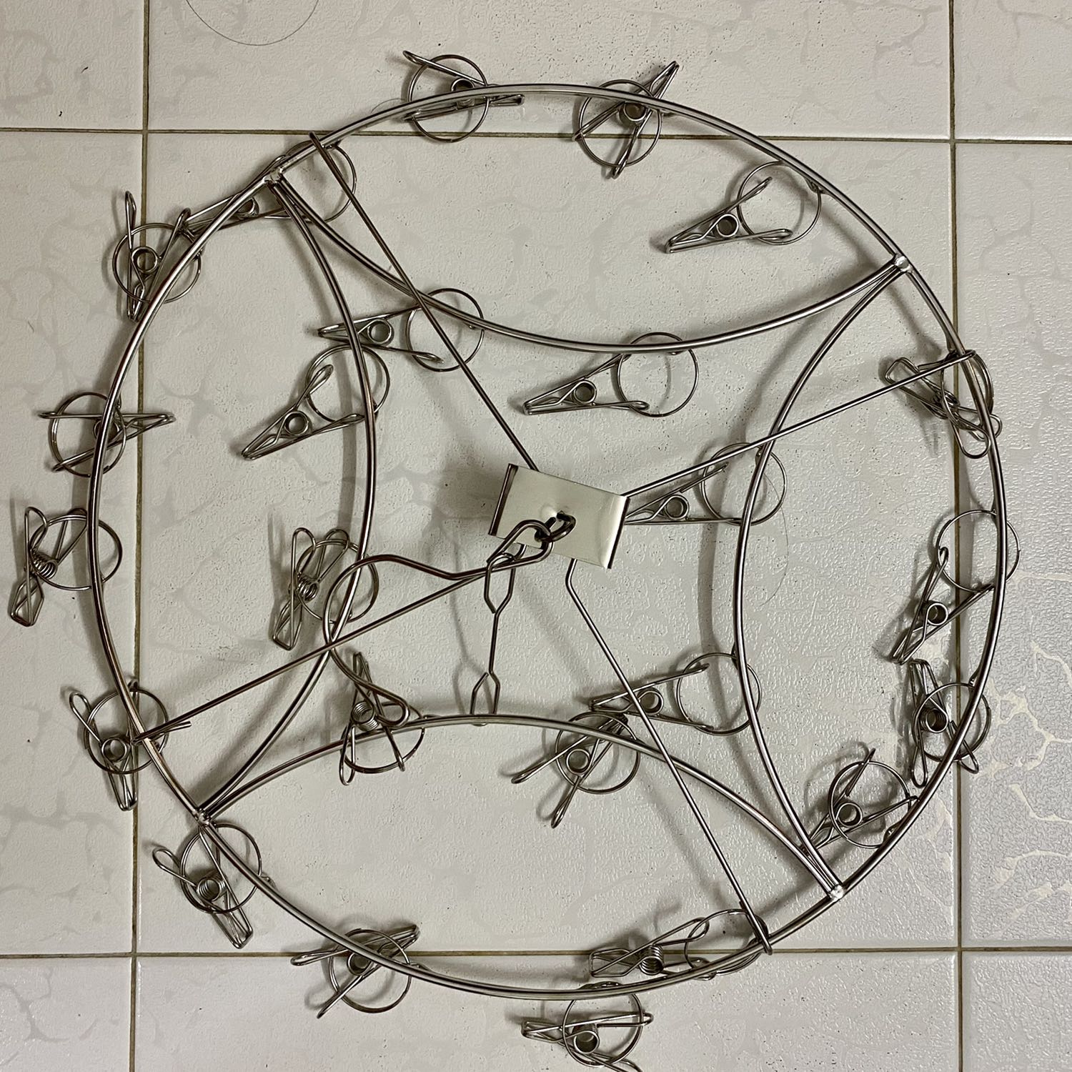 Sản phẩm chắc chắn, đẹp; sẽ không bị dòn như nhựa. Kẹp chắc nhưng bảo đảm không trầy xước.