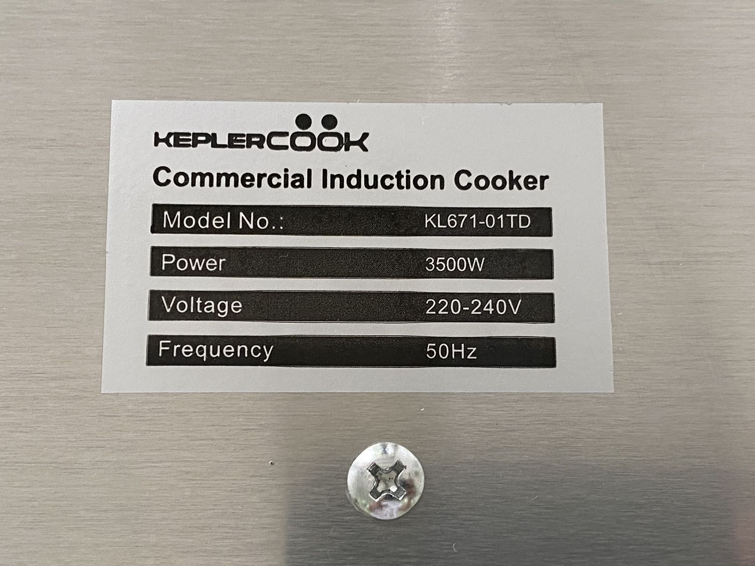 Rất ổn. Công suất khoảng được 70% của bếp khè ga công nghiệp. 
Decal tiếng Anh rất ổn. Quạy kêu hơn o nhưng không để trong phòng ngủ nên ko ngại. 😁
Nút xoay không điểm dừng tưởng bất tiện nhưng lại rất tiện. 
Hy vọng xài được lâu. 
Nói chung nên mua