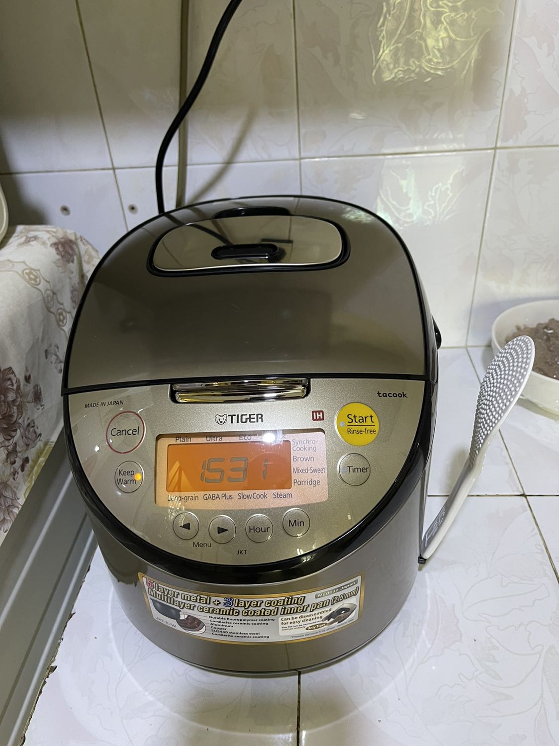 Vì sản phẩm là hàng chính hãng, sx tại Nhật. Nấu cơm rất ngon, đáng tiền. Shop giao hàng nhanh chóng, đóng gói cẩn thận. Thanks!