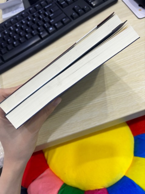 Chưa đọc vào nội dung nhưng mn review tốt. Sách mới , bìa mềm xuất bản 2012, cỡ chữ hơi nhỏ nhưng vì sách dầy nên chấp nhận. In đẹp, chữ rõ ko lem. Hình thức bắt mắt. Đáng giá tiền