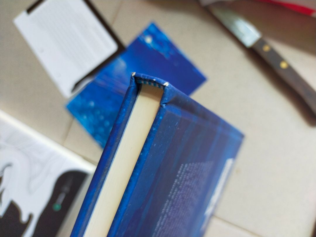 Bản thân cũng khá dễ trong việc sách bị rách một ít, tuy nhiên lần này đặt khiến mình cũng rất nản hơn khi đặt Tiki. Sách như được để ngoài, bụi dính rất nhiều, rách rất nhiều chỗ, ngoài ra còn bị bẩn nữa( bìa này lại không được đóng seal như bìa kia ) mình mua về cho đủ 2 bìa, mà rách như này không biết trưng như nào =)), từ đơn này cũng như các đơn trước mình cảm thấy Tiki đóng gói không tôn trọng khách mua. May lắm thì không bị rách hay df cả !