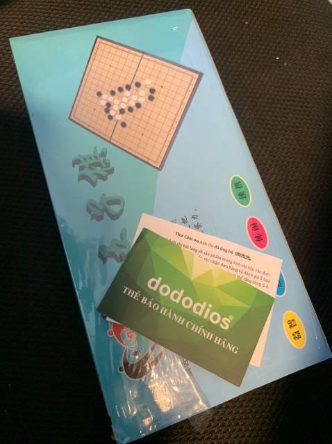 Bàn cờ nhựa bóng rất đẹp, bề mặt có nam châm dính quân cờ tốt. Kích thước quân cờ vừa phải. Nói chung hài lòng... Mình có mua về cho 2 bé con nhà mình luyện cờ ca rô, còn bố với bác thì luyện cờ vây. 1 công đôi việc. kaka