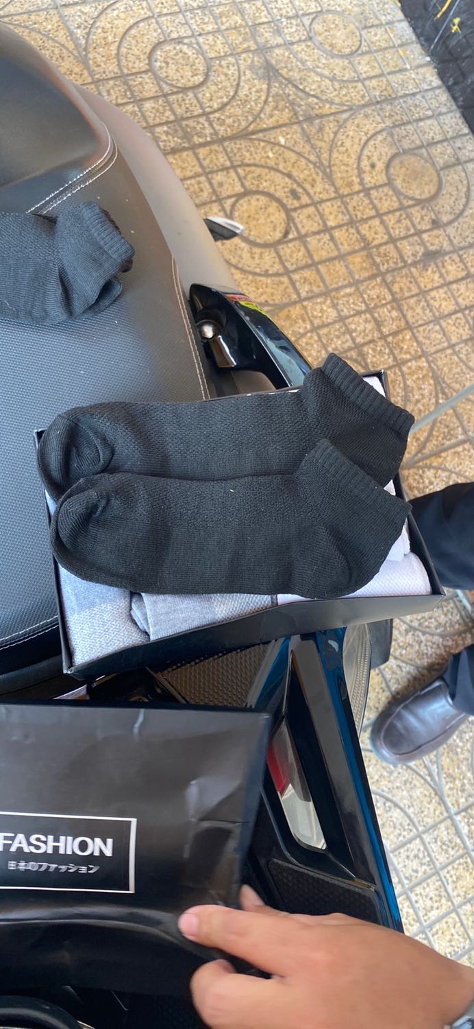 lần trước mình mua, tổng 5 màu 1 loại 2 cái, bao bì giống hình , lần này mua thì quá thất bại. vải thô , nhằm đôi chiếc nhỏ chiếc to. gói sản phẩm kém chất lượng, mong TiKi cải thiện tốt hơn. đánh giá 1 sao  vì sản phẩm kém chất lượng, thanhk