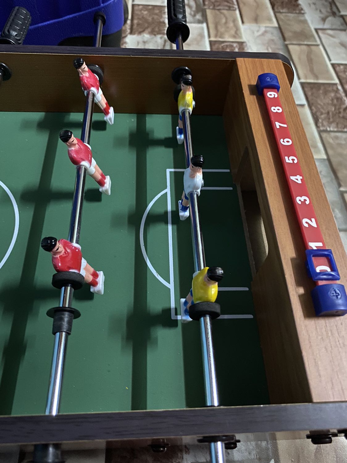 Tiki giao hàng đóng gói cẩn thận! Ốc vít shop cũng cho dư, bàn gỗ ép khá chắc chắn,  nhưng có điều thiếu mất cái tính điểm bên trái :((. tay cầm có chỗ thì khá chặt khí gắn và lắp ốc vào được.
Tổng thể thì okay chơi rất là vui! Nên mua.