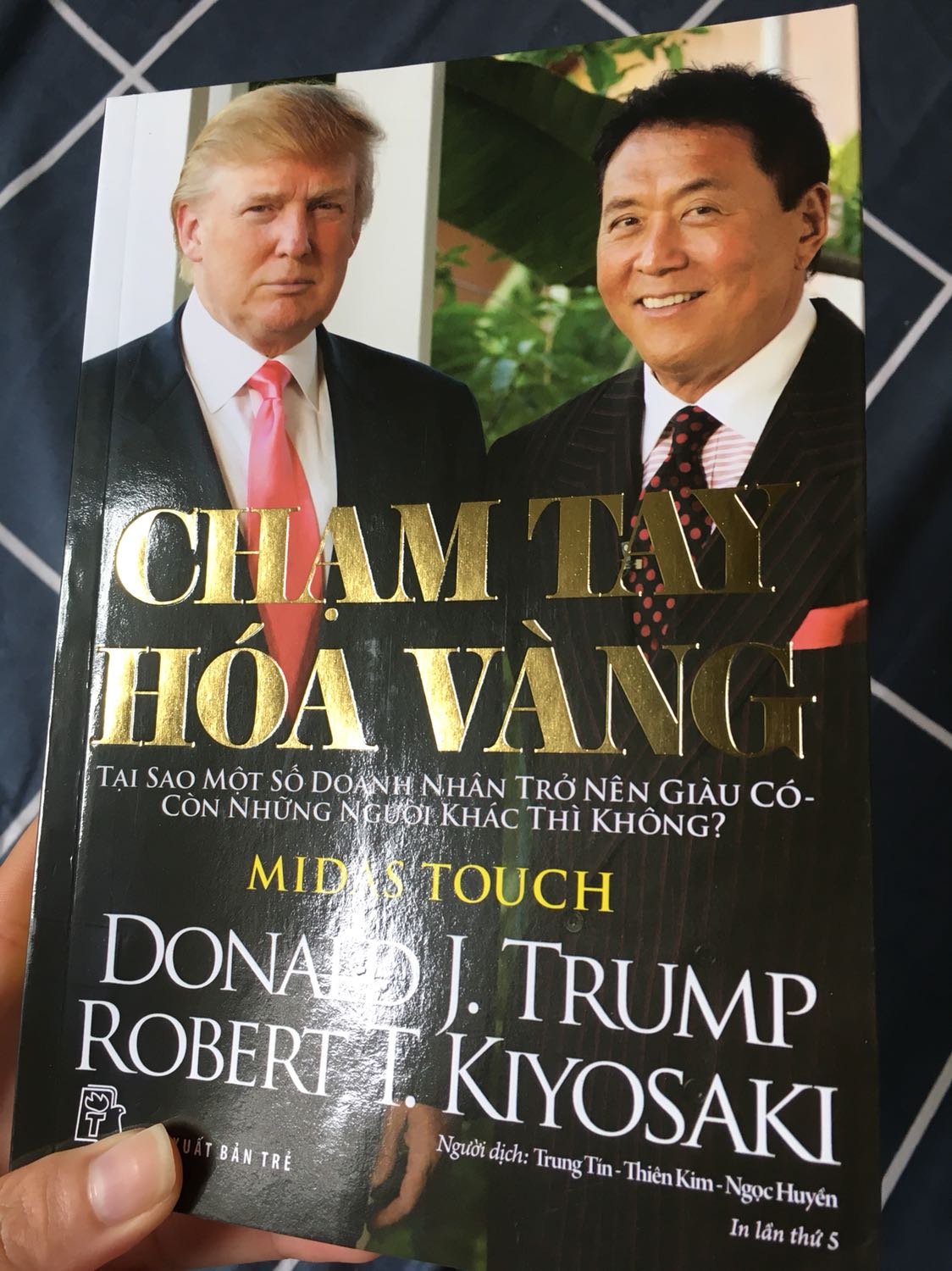 Chất lượng sách của nhà xuất bản trẻ chưa bao giờ làm mình thất vọng . Bìa dày dặn, các bạn có thấy dòng chữ vàng in chìm không? Giấy mịn rõ ràng, gáy sách dễ mở, bờ sách chuẩn. Ai khó tính thì nên mua sách của NXB trẻ. Rất tốt!