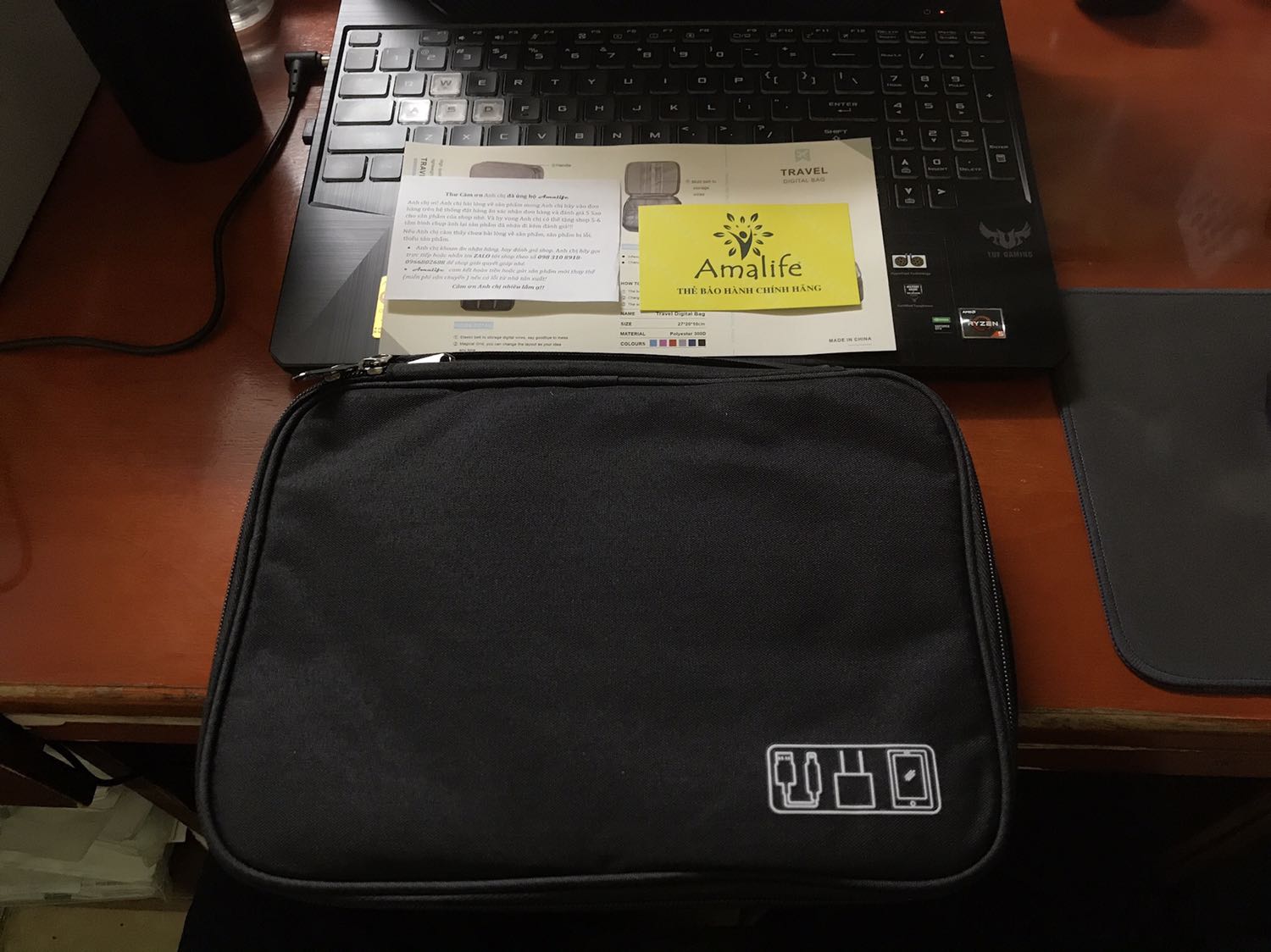 Hàng được đóng gói chắc chắn. Túi phụ kiện dày dặn, đường may tỉ mỉ, k có lỗi gì. Đựng đồ tuỳ theo sở thích cá nhân. Khá tiện.