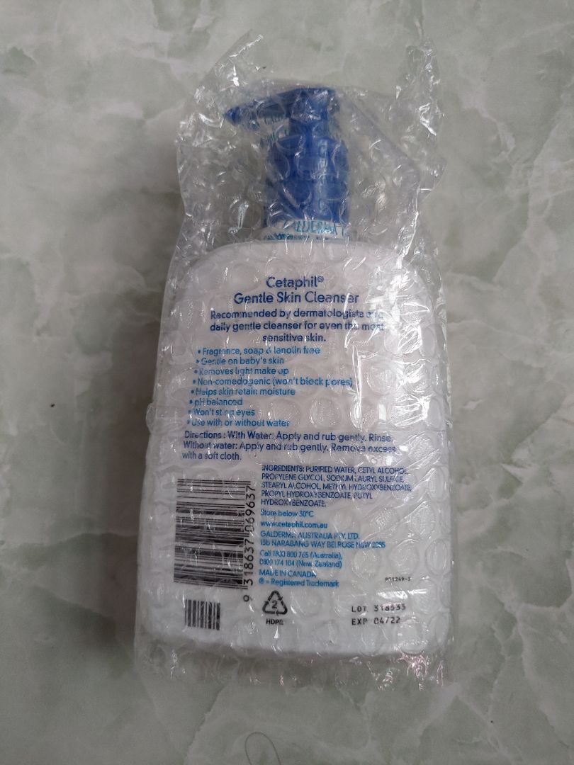 Sữa rửa mặt ban đầu dùng ,da mặt mình bị rát và đỏ lên nhưng sau thời gian ngâm cứu tìm hiểu cách để dùng hợp lý (do bạn gái hướng dẫn cách dùng hợp lý haha) bây giờ mặt mình đã đỡ mụn vs nhờn trên da mặt rất nhiều , sản phẩm dùng tốt ban đầu mình thấy được da liễu khuyên dùng nên đặt xem , không ngờ tốt như vậy