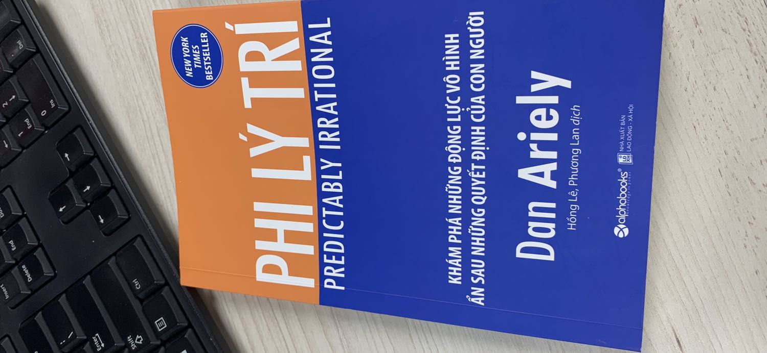 Tiki giao hàng đúng thời gian, đóng gói cẩn thận, giấy xịn. Nhìn chung chất lượng sách tốt. Về phần nội dung: tác giả chỉ ra các hành vi phi lý trí của con người, thông qua các cuộc thí nghiệm, khảo sát và đánh giá.
Bản thân mình thấy sách rất hay, đúng với thực tế. Có một số trường hợp mình thử với đồng đồng và thấy rất đúng, bởi gì sách viết rất thực tế nên đọc thấy thú vị và cuốn hút. Bởi vì một số hành vi phi lý trí của con người nên trở thành miếng mồi ngon cho các nhà kinh doanh, buôn bán. Đọc sách xong mình vẫn nghiền ngẫm và đôi khi bắt gặp nó ở ngoài thực tế luôn