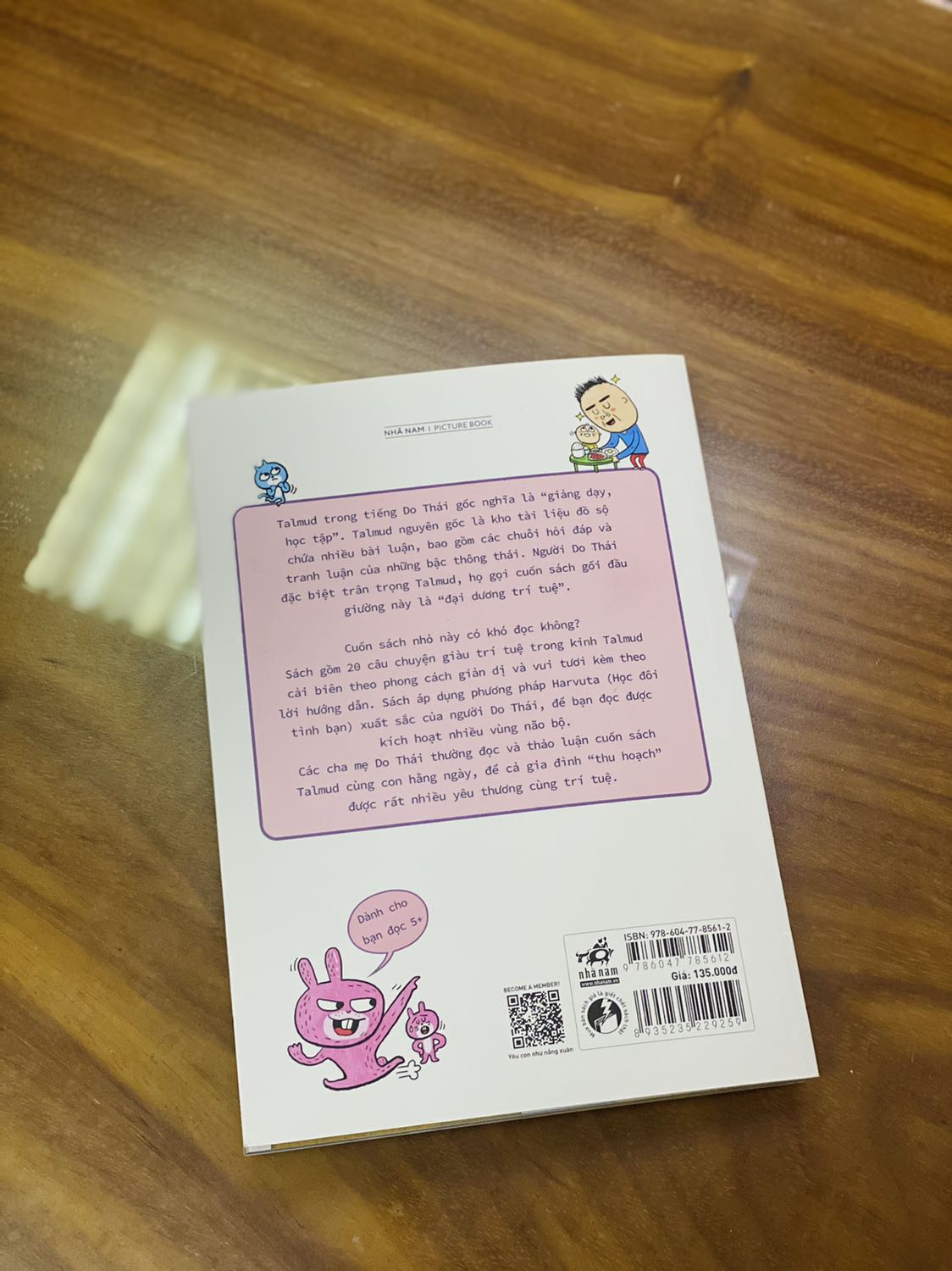 - Tiki giao hàng nhanh chóng nhưng đóng gói chưa được cẩn thận, sách không được bọc plastic & hộp đựng khá nhỏ nên góc sách bị cong một chút. 
- Về mặt hình thức sách khổ vừa, bìa mềm nhưng được in màu toàn bộ, chất lượng giấy ổn, ảnh minh họa theo từng câu chuyện khá đáng yêu & dễ hiểu. 
- Cá nhân mình sẽ thích hơn nếu sách được xuất bản dưới dạng bìa cứng, sách phù hợp cho phụ huynh & các em nhỏ.