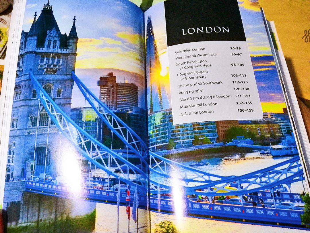 Mình nghĩ đây là cuốn sách ko thể thiếu vs những ai yêu mến nước Anh. Ngay cả khi cta chưa có dịp dc sang Anh thì cũng có thể có 1 chuyến du lịch qua sách bởi cuốn "từ điển thu nhỏ" này. Gọi là bách khoa toàn thư mini về du lịch, lịch sử và văn hóa Anh cũng dc luôn ấy. Sách siêu dày với hơn 600 trang, in màu full, hình ảnh rõ đẹp, chỉ mục và hướng dẫn cũng rõ ràng. Đây ko đơn giản là sách ảnh tips du lịch cho vui mà còn có thể xem là sách lịch sử hình thành vs phát triển của Great Britain cũng dc luôn đó. 

Đợt này mình mua cả 2 cuốn của Thái Lan và Anh do bên Fahasa đang có giá tốt. So với cuốn của Thái thì cuốn của Anh mình nhận dc seal ko tốt lắm và bìa cũng hơi bị móp ở góc. Nhg chắc đây cũng là điều khó tránh khỏi vì sách rất dày nên khi bọc seal và vận chuyển thì cũng dễ bị vậy nên mình thấy ko có vấn đề gì lắm.