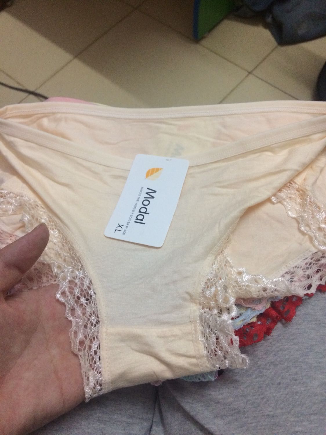 Phải nói là cực thích. Quần vải mềm mại, nhẹ nhàng, và giá càng mềm hơn. Mình mua kmai 74k/10 chiếc.