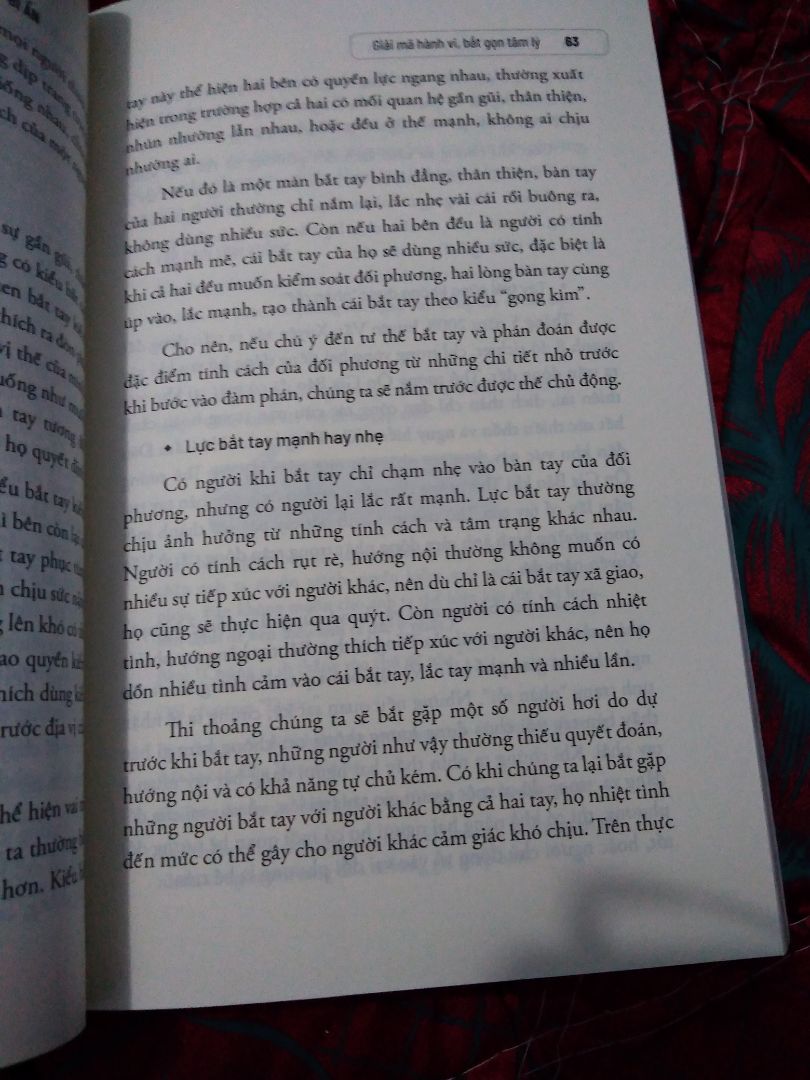giao hàng nhanh, gói hàng cẩn thận lắm nạ. hình thức sách trình bày đẹp, đọc thử 1 đoạn thấy nội dung súc tích, dễ hiểu, khi nào đọc xong sẽ đánh giá cảm nhận v nội dung đến mn😁