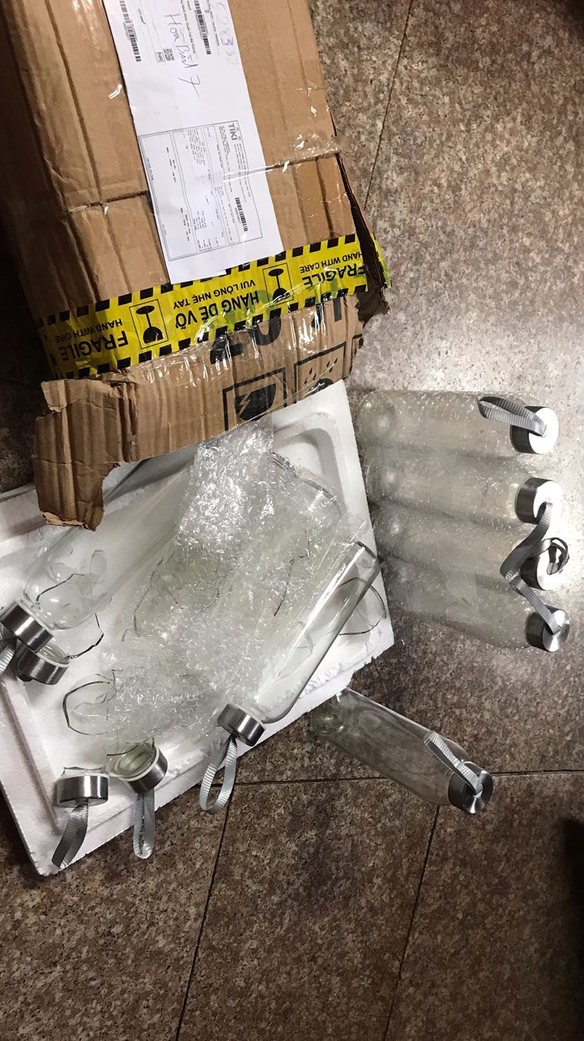 Giao hg bị vỡ... khi nhận mình bảo với giao hàng rằng bị vỡ vì nó có tiếng kêu khi bê vào hộp,, họ nói k sao,, ,, khi gọi họ quay lại xem k dám nghe máy,,, biết vậy k nhận ; giờ sao ...bực mình ghê và thấy *** hơn khi mua hg trên mạng