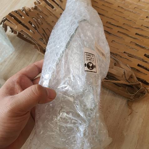 Đặt hàng 3 chai thì shop gửi thiếu 1 chai, vỡ 1 chai và chỉ xài được 1 chai. Gửi phản hồi cho Tiki thì Tiki báo là đã kiểm tra các khâu và đối chiếu nên việc mình báo nhận thiếu 1 chai là lỗi tại mình nên tiki và nhà bán từ chối chịu trách nhiệm. Chai bị vỡ thì thu hồi gần 1 tháng xong hỏi giải pháp là nhận sản phẩm thay thế hay hoàn tiền. Mình báo là nhận sản phẩm thay thế xong tiki và nhà bán không thông báo chọn luôn giải pháp là hoàn tiền.