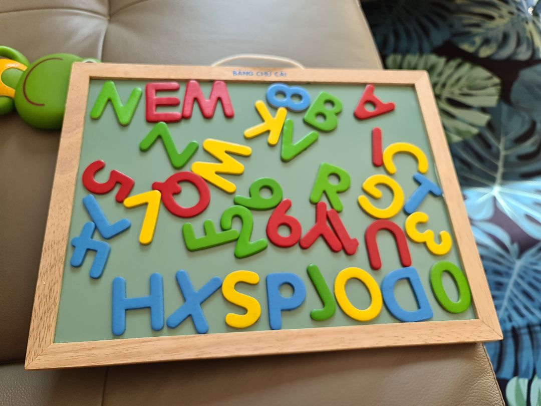 Bảng khá ok, nhưng chữ làm quá mỏng nên bé lấy ra lấy vô khó khăn, nếu làm dày hơn sẽ đẹp và dễ sử dụng