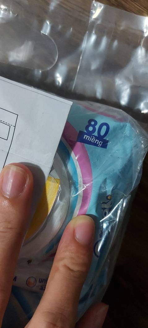 Đặt 4 gói 100 miếng nhưng nhận thì là loại 80 miếng nha. Nhìn bọc giấy ướt gói thấy gớm.