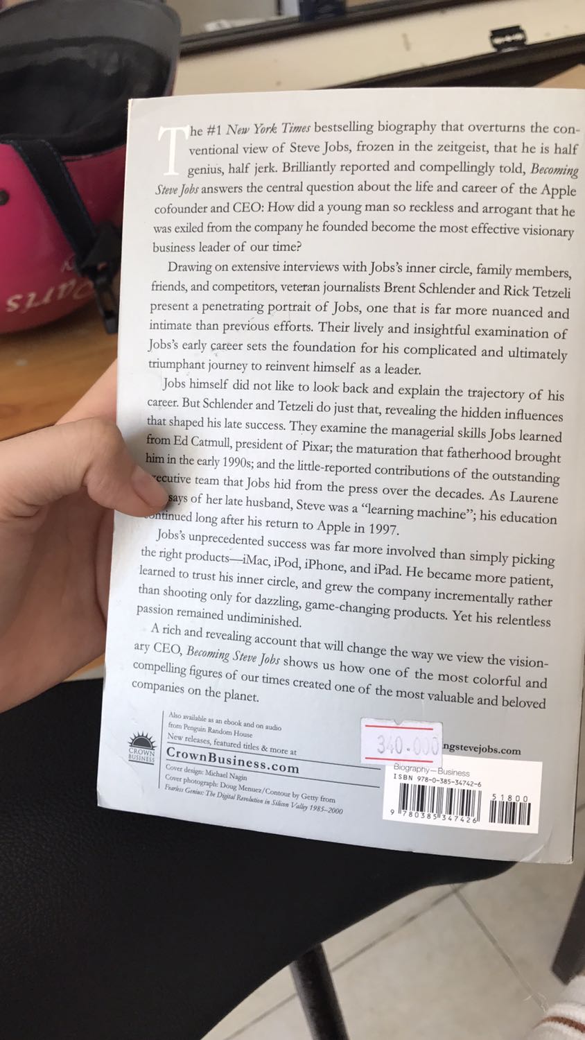 Nhận được sách thấy hụt hẫng quá trời :(
Bìa sách cũ và nhăn, một số chỗ hơi tróc ra, trang sách cũng úa vàng :(( tiki đóng hộp rất vừa vặn nhưng khui sách ra mình thấy thất vọng lắm luôn