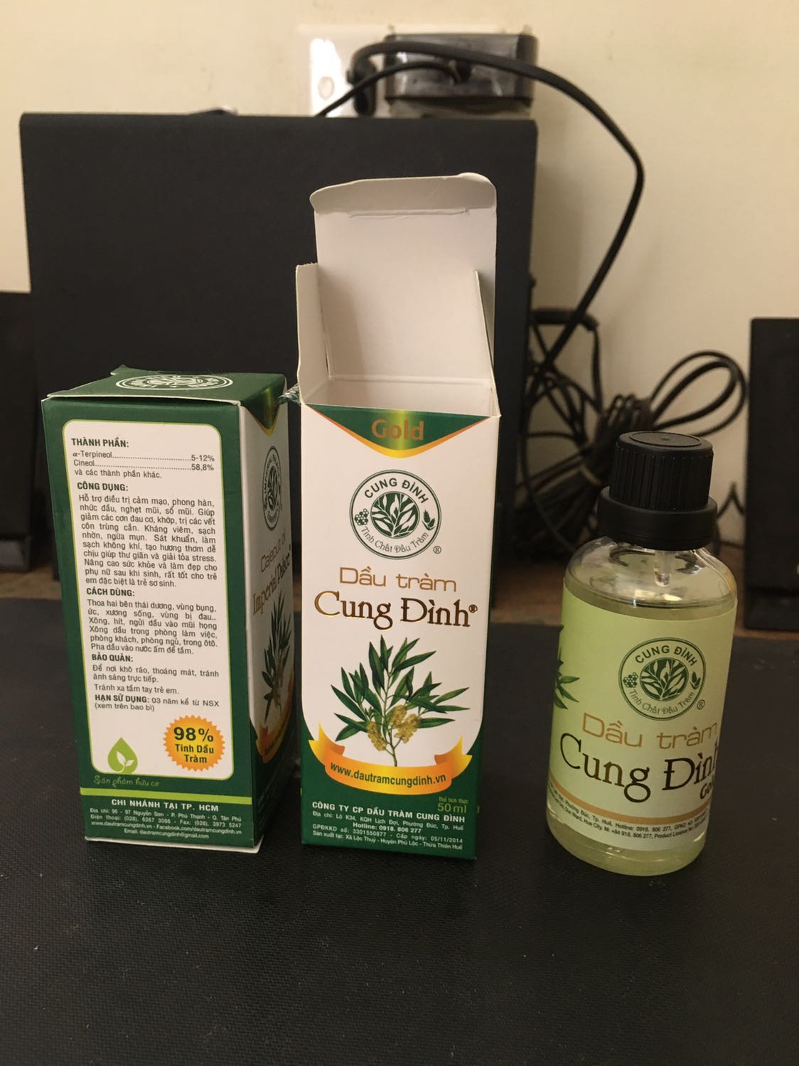 Giao hàng nhanh. Mình ở Vĩnh Phúc mà chỉ 1 ngày đã giao hàng.
Dầu trong vắt, màu hơi ngả vàng chút xíu. Mùi   thơm cay nồng nhẹ nhàng đặc trưng của dầu tràm.
Tem chống hàng giả dán ở đầu trên vỏ hộp, đầu dưới không có nên không có tác dụng. NSX nên cải tiến lại. Có thể dán ở giữa nắp chai và vỏ thuỷ tinh thì khách an tâm hơn. 
Chưa sử dụng nên đánh giá qua vậy thôi. Cảm ơn!