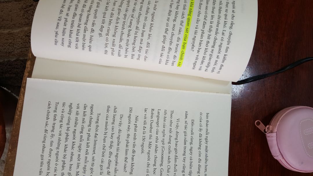 Mình mới đọc dở được 1 phần 3 cuốn mà chưa gì đã bung ra hết 1 mảng giấy rồi. Giấy cuốn này in tệ thật sự, cảm thấy giá tiền cho cuốn sách hơi cao. Chưa nói đến nội dung, riêng mảng hình thức đã làm mình không hài lòng rồi. Mong tiki xem xét lại để in ra những cuốn sách hoàn chỉnh hơn.