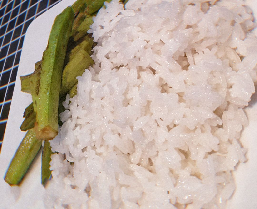 Gạo dẻo, mình hâm lại vẫn còn độ dẻo và vị ngọt. Khi nấu sẽ có mùi thơm, một lúc sau thì không còn nữa.
Giá cả phải chăng. Tùy vào lượng nước khi nấu của mỗi cá nhân nên chất lượng của cơm có thế khác nhau. Cá nhân mình cho nhiều nước hơn các loại gạo khác, ngâm 10 phút sau đó mới nấu nên cơm ăn rất dẻo như cơm Nhật. Gạo dẻo, mình hâm lại vẫn còn độ dẻo và vị ngọt. Khi nấu sẽ có mùi thơm, một lúc sau thì không còn nữa.
Giá cả phải chăng. Tùy vào lượng nước khi nấu của mỗi cá nhân nên chất lượng của cơm có thế khác nhau. Cá nhân mình cho nhiều nước hơn các loại gạo khác, ngâm 10 phút sau đó mới nấu nên cơm ăn rất dẻo như cơm Nhật.