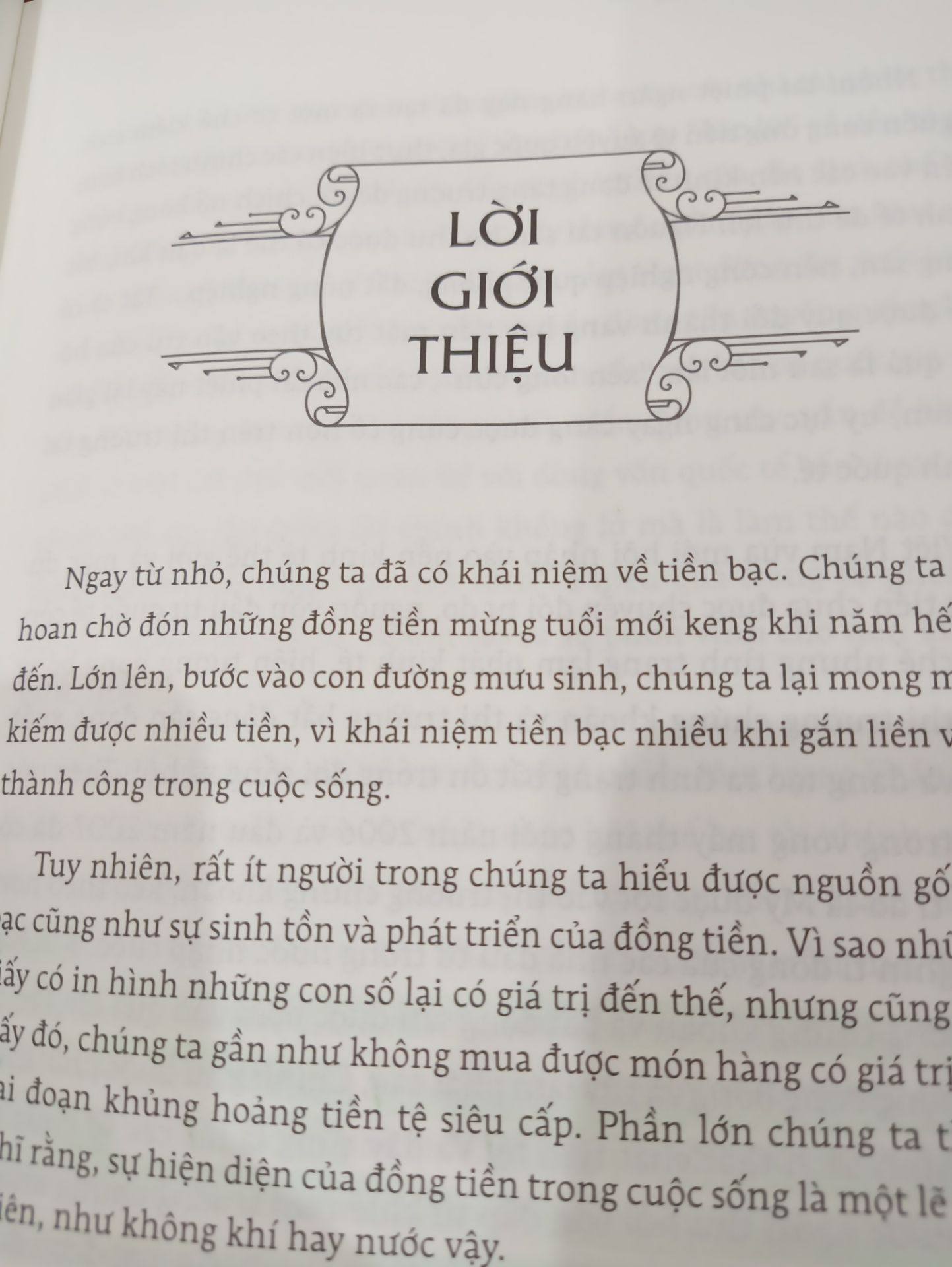 Sách đẹp, giấy đẹp, tất cả đều ok. nhưng mà
đọc buồn ngủ quá. Sao mấy bạn đọc được mà khen hay vậy nhỉ, chỉ mình cách đọc để k buồn ngủ với. Tổng thống gì mà chết như ngoé :)) toàn các âm mưu ghê gớm từ các tay tài phiệt ngân hàng. Vụ sập sàn 1929 toàn các ông ấy âm mưu hết đấy :)) ráng đọc đến chương lạm phát mà thôi để khi nao đó đọc lại chứ đọc k cảm nổi. Buồn ngủ lắm?. mong sau đọc lại thấy cái hay của nó. Nói chung đọc cũng bình thường, k có gì đáng khen!