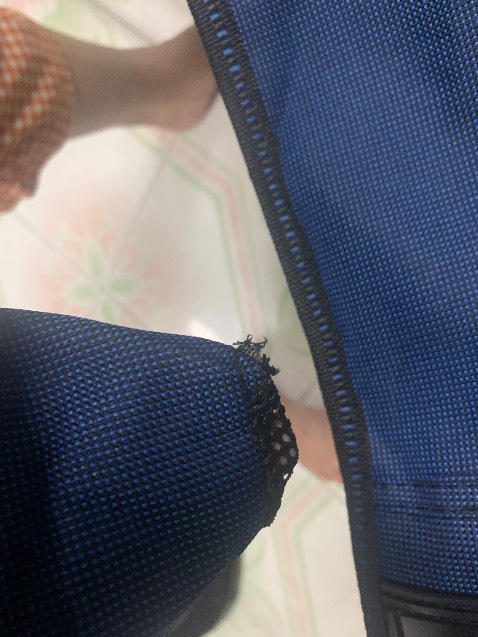 Chân ghế không đều,chỗ may bị lỗi đường chỉ