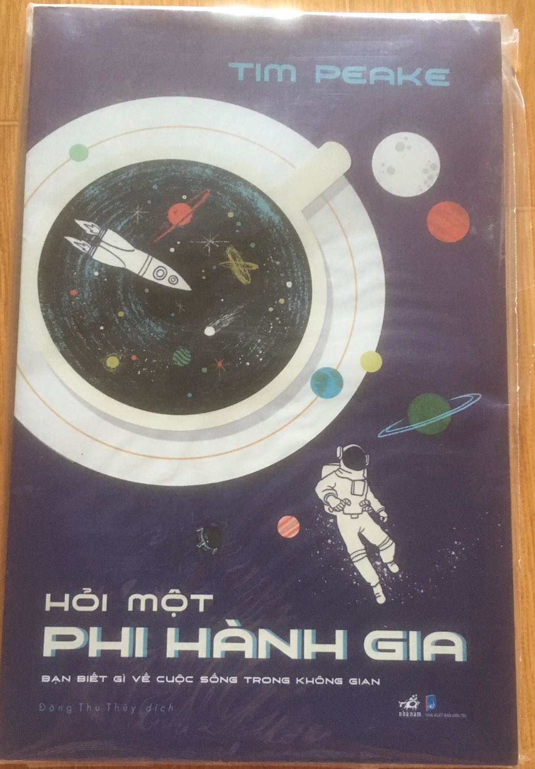 Sách nonfiction về vũ trụ nhưng kiến thức rất gần gũi và dễ hiểu. Sách đẹp, vận chuyển nhanh, giá tốt. Sách có một số trang in màu rất đẹp