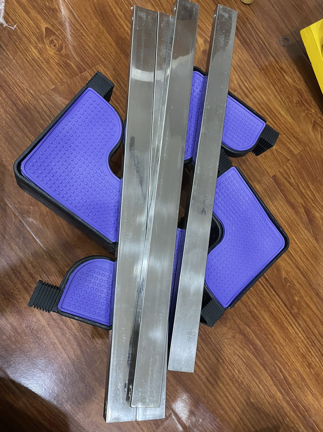 Đơn giản, gọn gàng, dễ lắp ráp, 4 chân đế cảm giác dày chắc chắn. Có 1 điểm là trừ là cái miếng lót cao su màu tím?, bao nhiêu màu ko mần đi mần màu tím?. Nên có option lựa chọn màu cho phù hợp sẽ ok hơn.