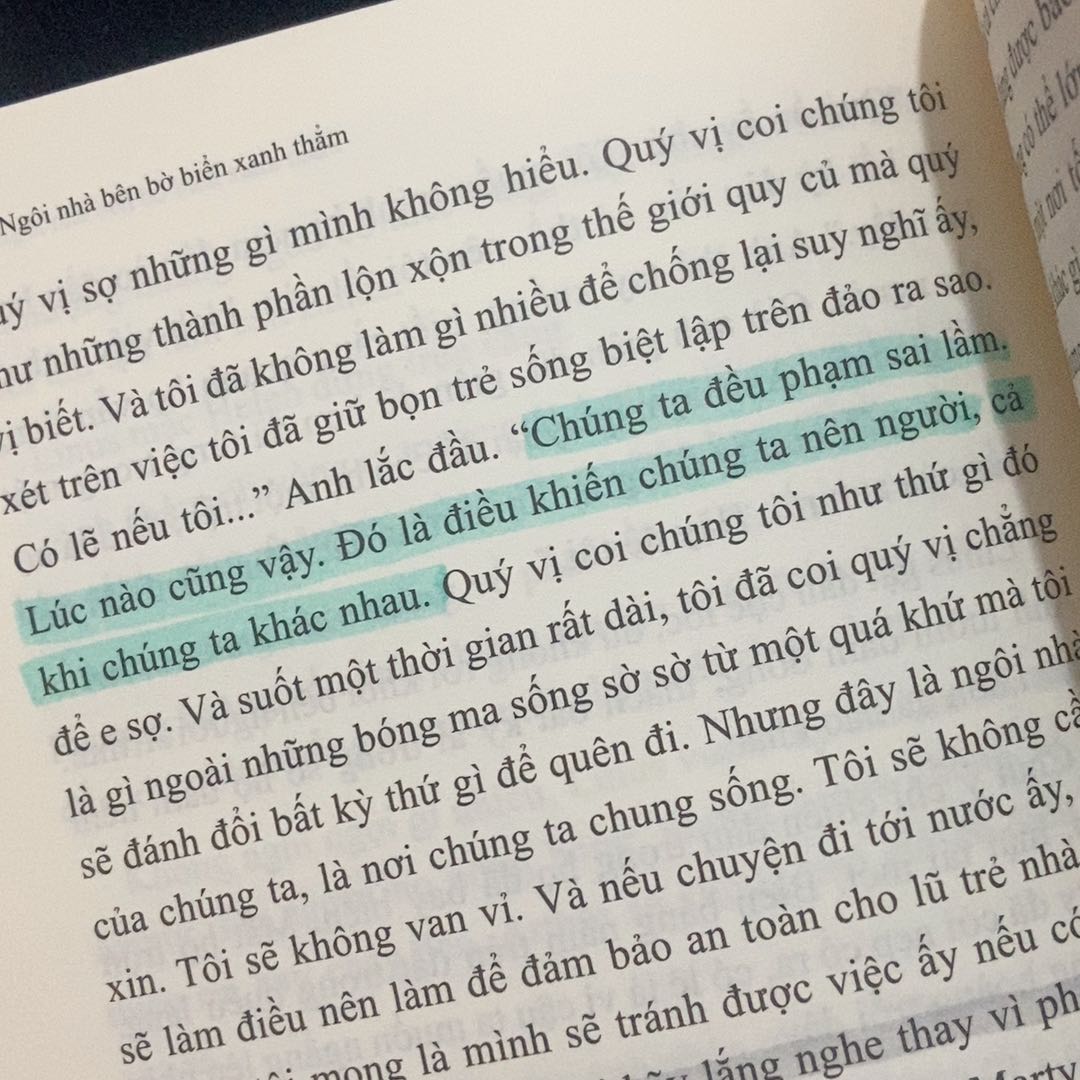 Ấn tượng ban đầu của mình khi đọc cuốn này là nó hơi chán, tầm dưới 300 trang đầu mình cảm giác mạch truyện hơi chậm (suýt drop vĩnh viễn luon) nhưng mà đến những trang sau ấy kiểu nó wow vô cùng:)))))))))) mấy đứa bé trong này siêu đáng yêu , có nhiều trích dẫn hay nữa( mình highlight quá trời ) nó nhân văn mà nó ngọt ngào vô cùng , cảm thấy may vì sau 3 tháng drop mình vẫn quyết định đọc lại chứ khong drop vĩnh viễn:Đ 
( Mình xin phép ngoài luồng xíu ạ:> mình đang tập tành viết lách bên wattpad, bồ nào hứng thú thì qua đọc ủng hôn và góp ý giúp mình với ạ, mãi yêuuu) 💗