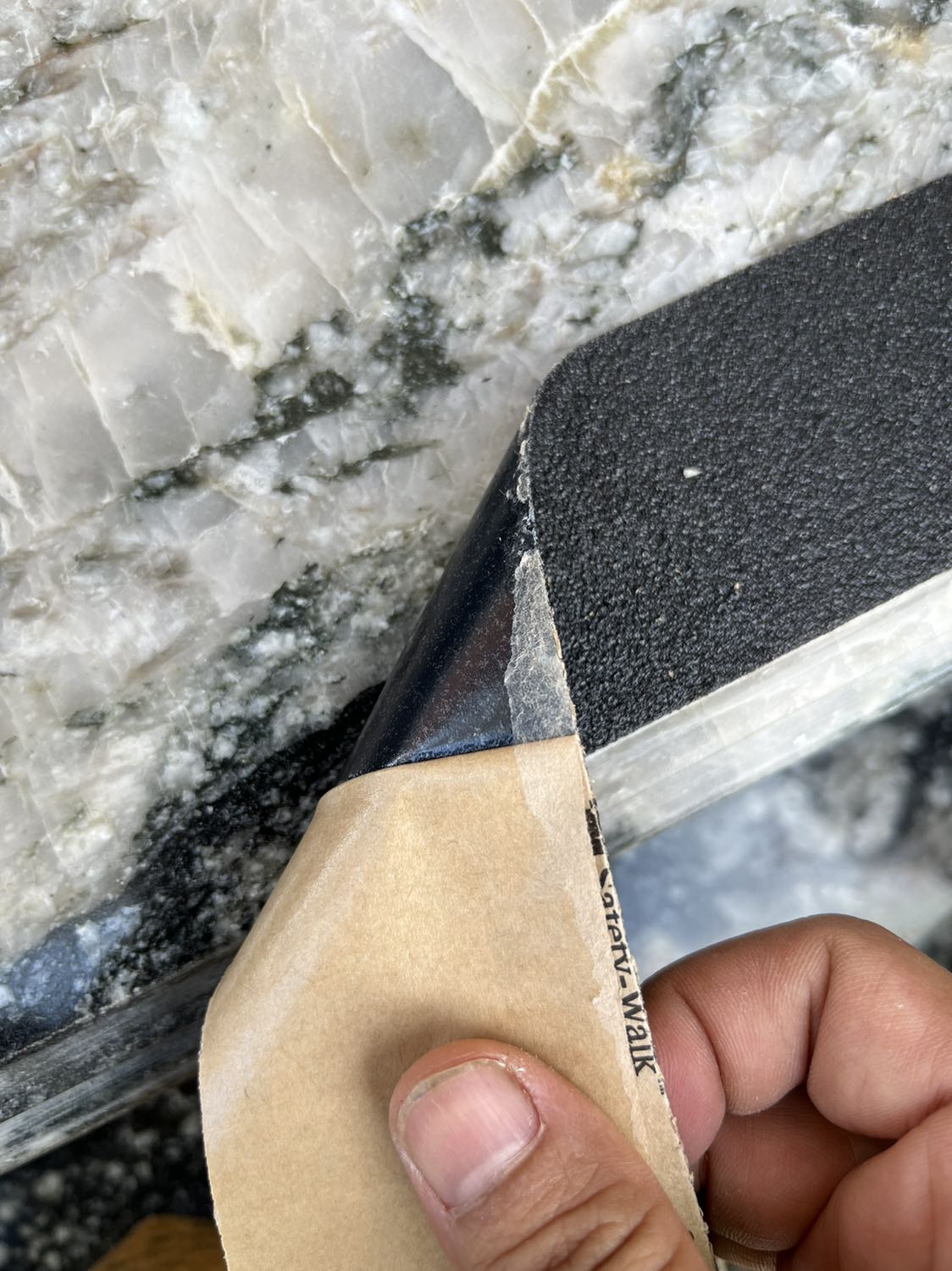 Lớp băng lót phía sau dính vào keo, rách tèm lem, dán rất cực.
Giao hàng nhanh.