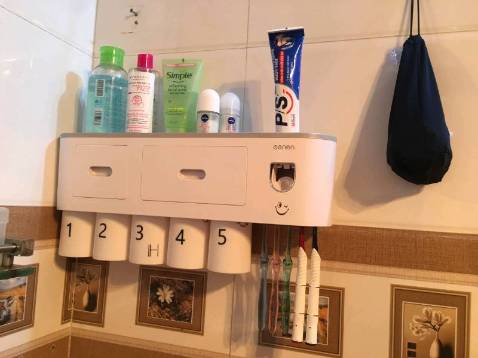 Sản phẩm đẹp, chắc chắn, nhựa dày cứng cáp. Miếng dán đi kèm dán rất chắc và vừa khớp,