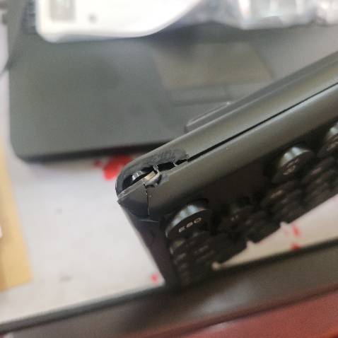 Đã nhận sản phẩm, về thời gian giao nhận thì đúng như lịch. Nhưng khi bóc kiểm tra hàng thì phát hiện lỗi bị vỡ 1 phần góc của bàn phím. Đề nghị hoàn đổi