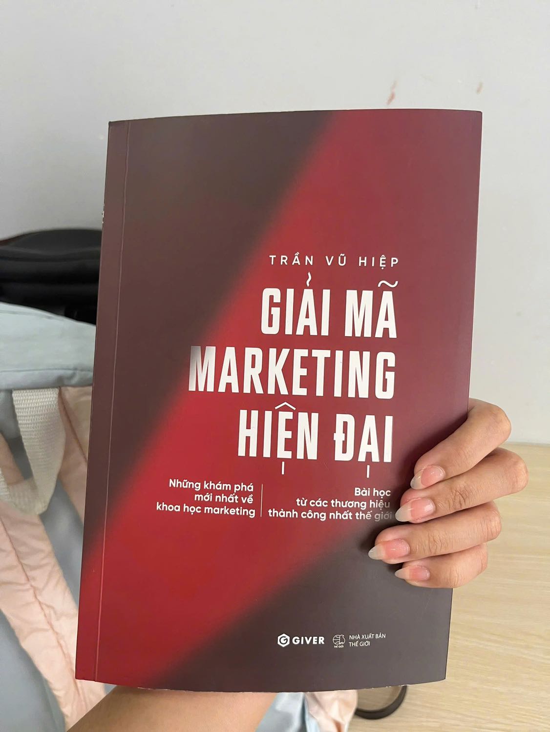 mới đọc gần hết phần 1. Tác giả lồng ghép case study rất hay, thực tế và dễ hiểu nha. Toàn là case study thú vị về các brand VN. Ai học marketing nên mu nhé 👍👍👍