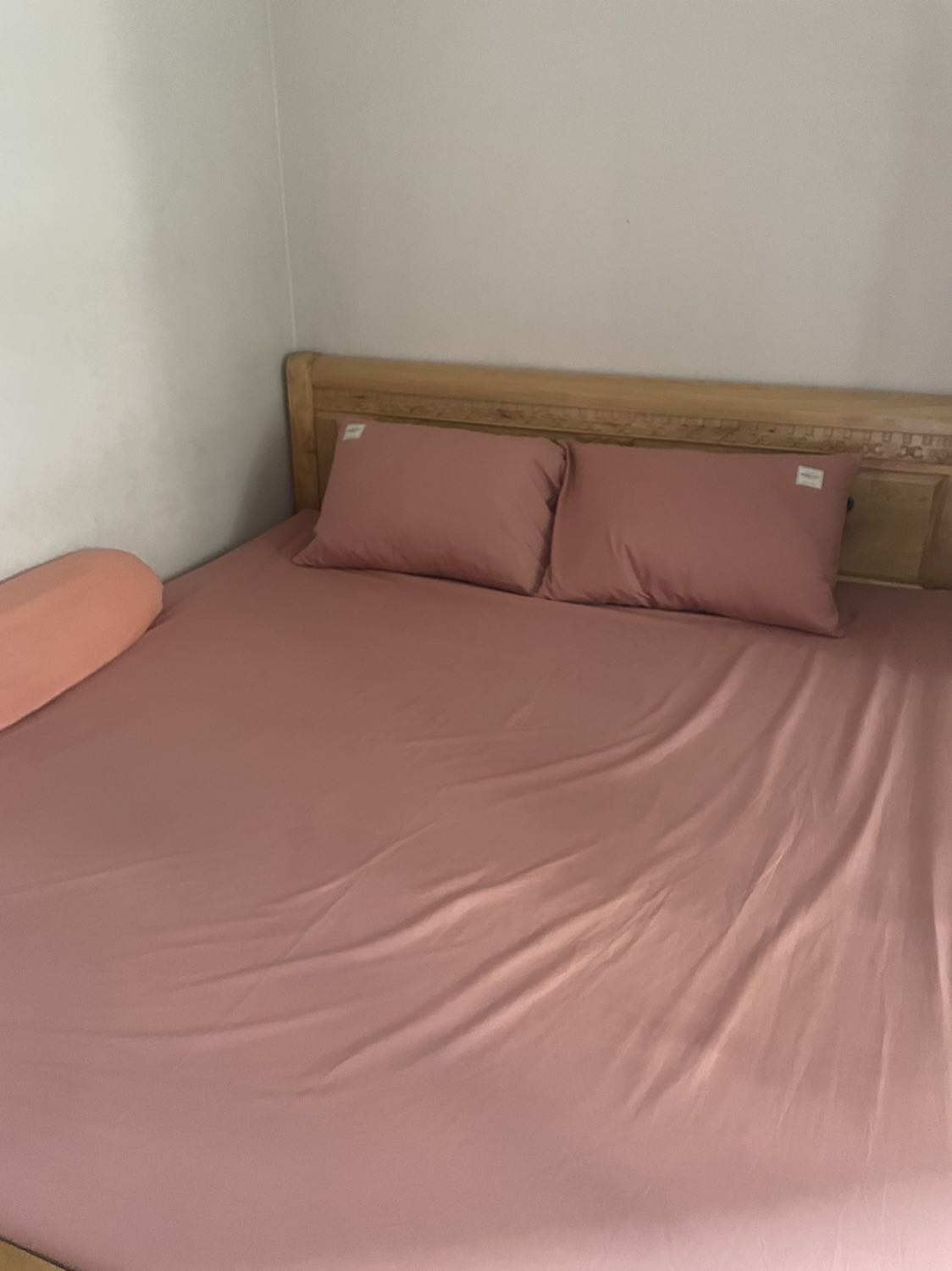 Chất vải mịn, mát, màu sắc đẹp. Điểm trừ là gối ôm tặng kèm không cùng màu với cả bộ