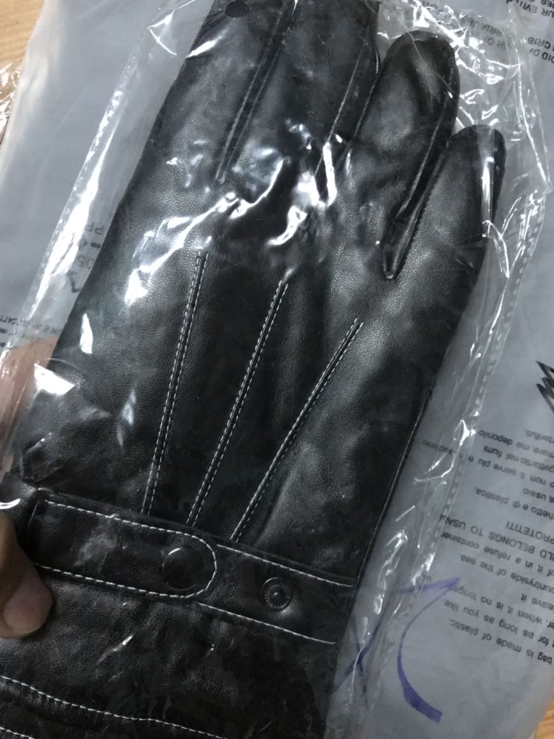 Sản phẩm đẹp quá, chất lượng rất tốt, mềm mại đùng rất ấm áp, sản phẩm cảm ứng khá ok, nỉ nên đeo vào tay vừa, dễ cử động, bó sát vào tay nên rất rể dùng như tay thường, mẫu mã đẹp, khá hợp thời trang, rất tuyệt vời, chất lượng tốt giao hang nhanh, nhân viên nhiệt tình, nhanh nhẹn và nhẹ nhàng, hài long tuyệt đối ????????????????????????????????????????????????????????????????????????????