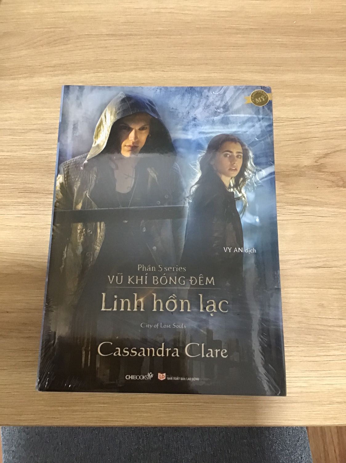 Sách được bao bọc rất kỹ, còn nguyên màn bọc bên ngoài, cầm chắc tay. Nội dung thì khỏi bàn vì truyện của tác giả Cassandra Clare bao giờ cũng có nét thu hút riêng.