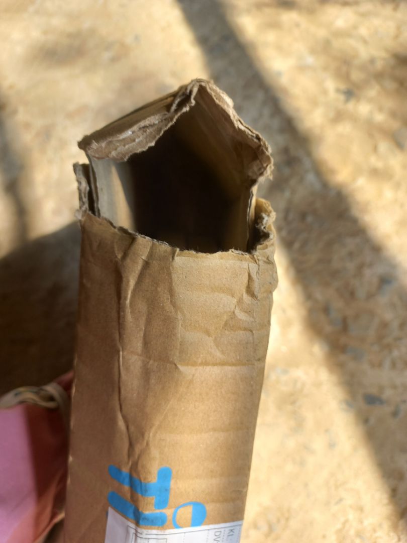 mới nhìn thấy hộp hàng như thế này thì hú hồn thiệt chứ nhưng mà rất may là hàng còn nguyên vẹn không bị móp méo gì hết nhưng mà đây là lần thứ 2 mình mua sách ở tiki thật sự thất vọng vì lúc nào k bọc chống sóc gì hết á như vậy thì rất dễ bị móp méo hàng.