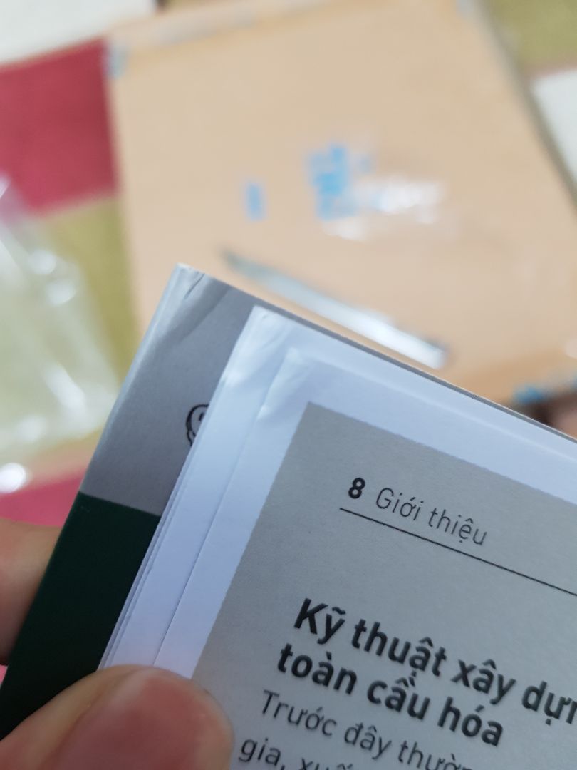 Biết sách này qua giáo viên, đánh giá khách quan sách nội dung hay,  chất lượng in tạm được. Nhưng mua sách ở tiki rất nhiều lần rồi. Nhưng đây là lần đầu tiên nhận một quyển sách đóng gói không có chống sốc hay giấy lót, chỉ có một cái hộp cartong bọc ngoài, không hề có tâm chút nào, sách bị móp ở góc khá nhiều. Mình thấy còn may mắn chán, vận chuyển như vậy thì không biết người khác còn bị hỏng như thế nào nữa.